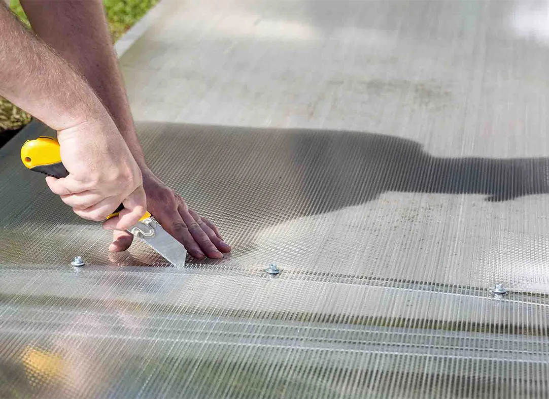 Stegplatten selber zuschneiden - So einfach gehts! Stegplatte für Gewächshaus wird mit einem Teppichmesser selber zugeschnitten