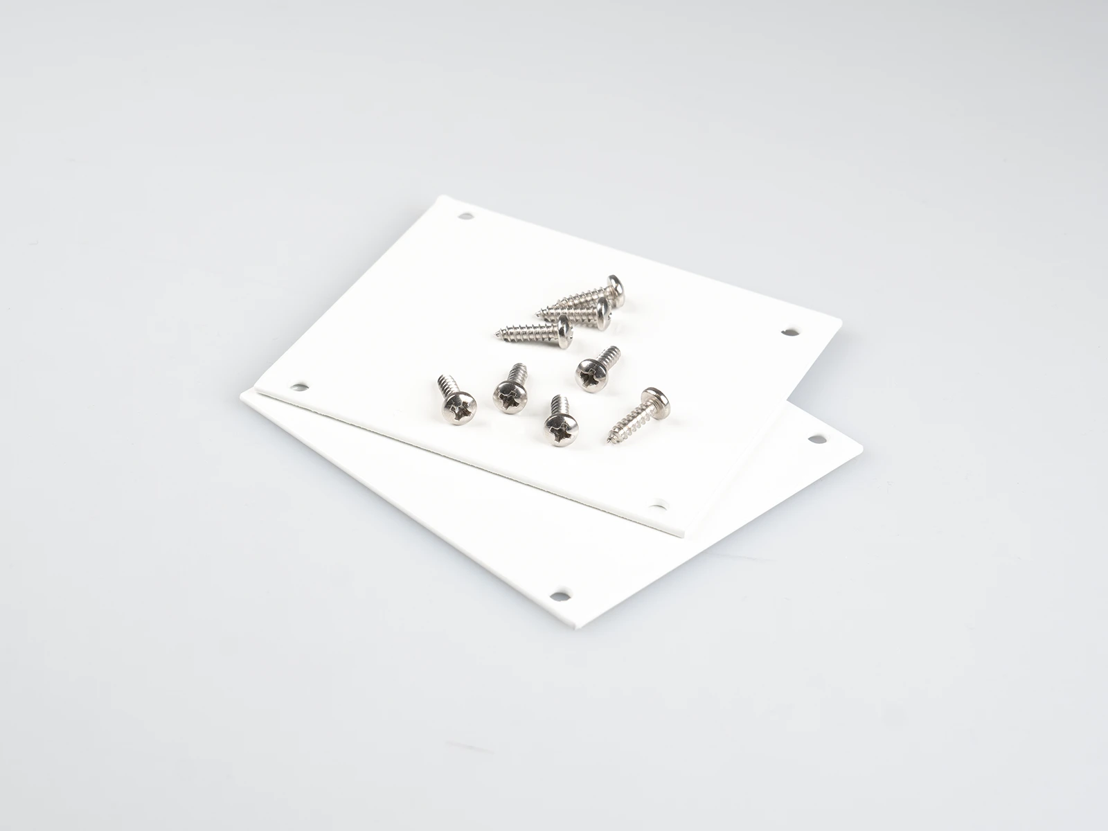 Weiße Seitenteile mit Schrauben für Kastenrinne