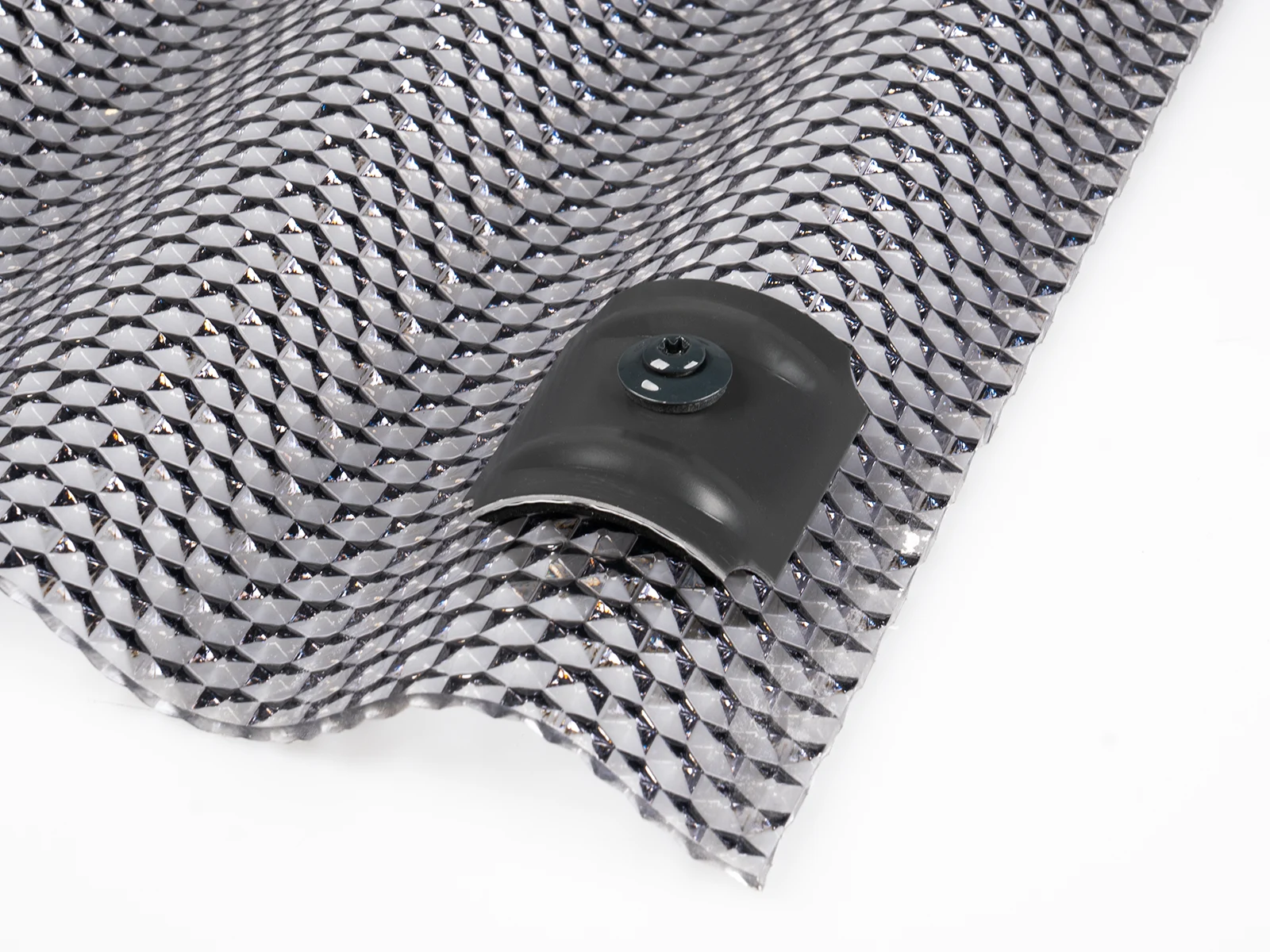 Anwendung einer Anthrazit grauen Alu Kalotte Sinus auf einer Wellplatte