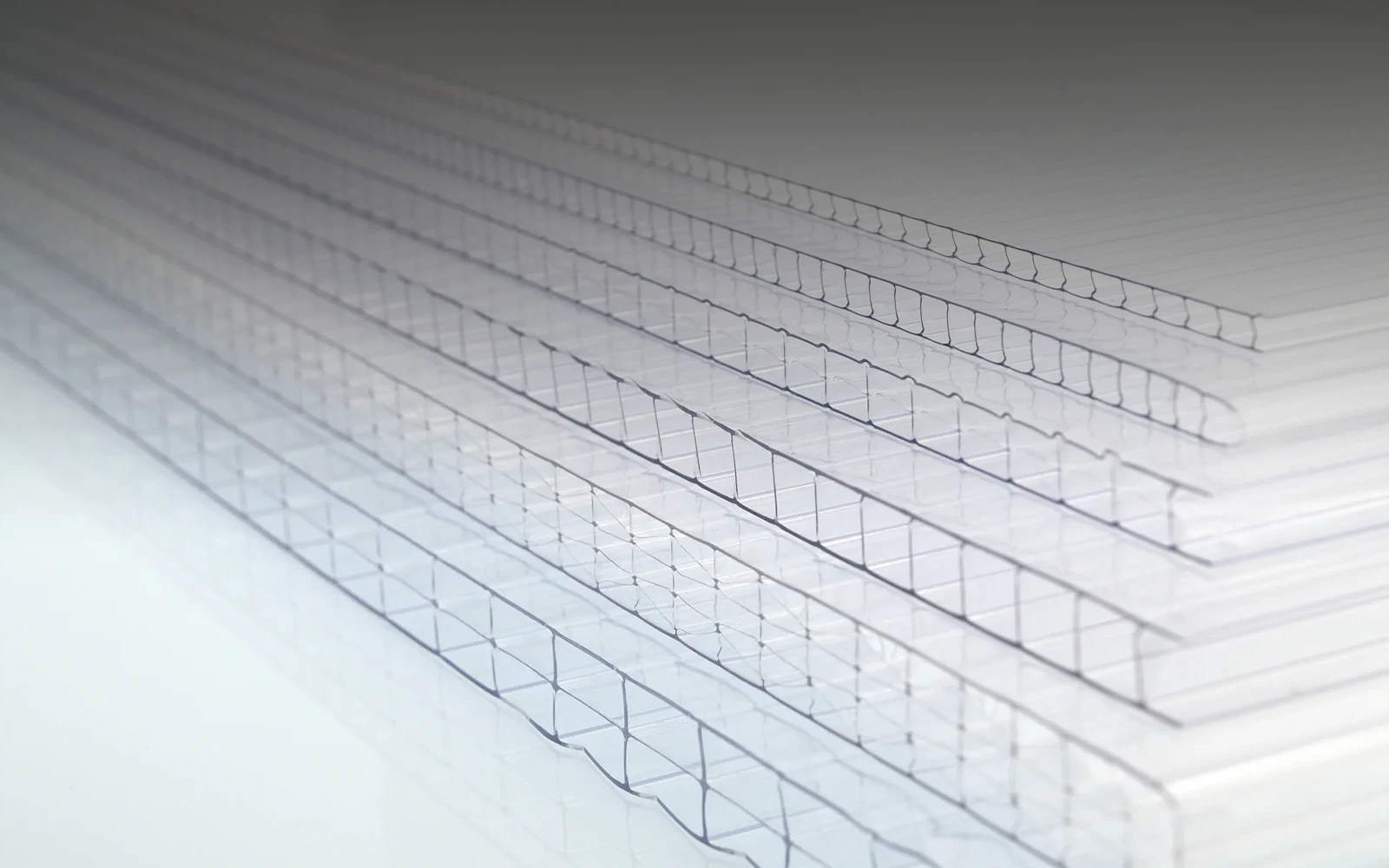 Die Vorteile von Stegplatten: Leicht, Robust und Vielseitig Doppelstegplatten in verschiedenen Stärken in farblos liegen übereinander