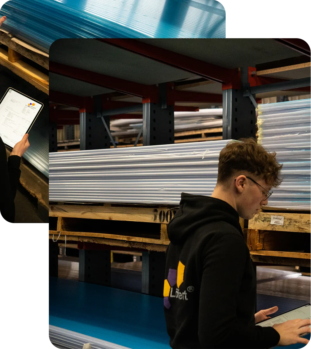 Löffert Kunststoffe Lager Person steht im Lager vor Doppelstegplatten