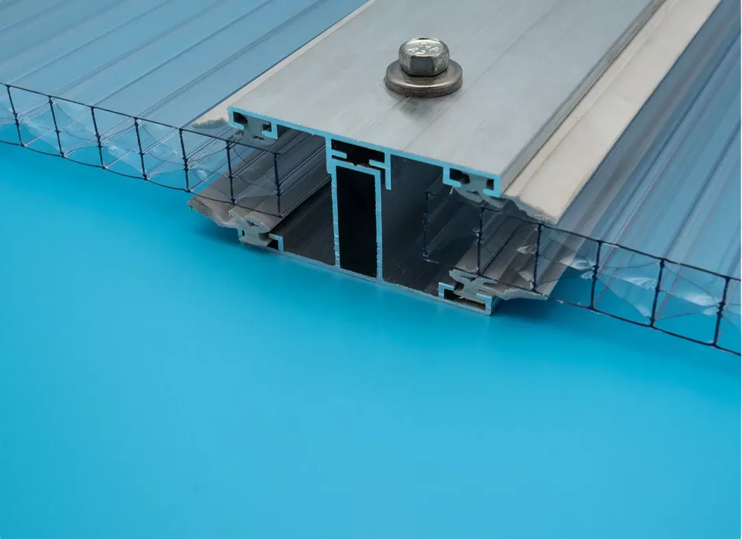 So verlegt man Doppelstegplatten optimal